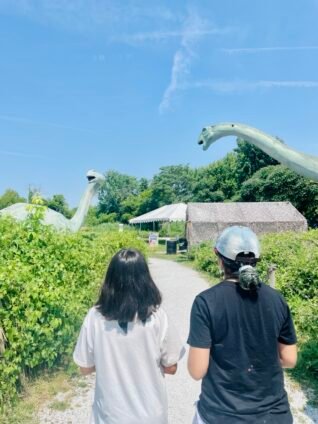 Lifelike dinosaur sculptures at the entrance of Field Station Dinosaurs