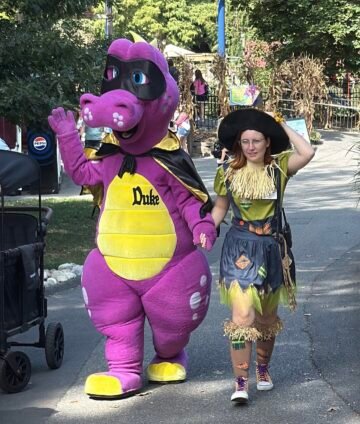 Duke the Dragon in costume during Dutch Wonderland Happy Hauntings